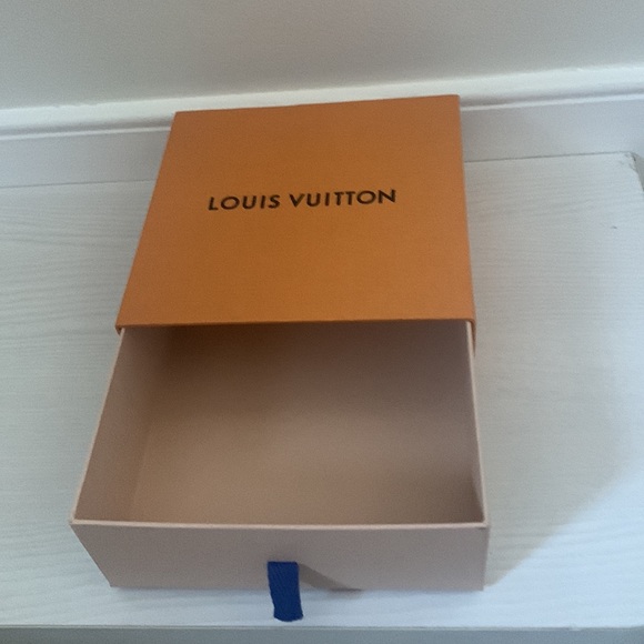 Louis Vuitton Pull Style Box & Bag - Picture 3 of 9